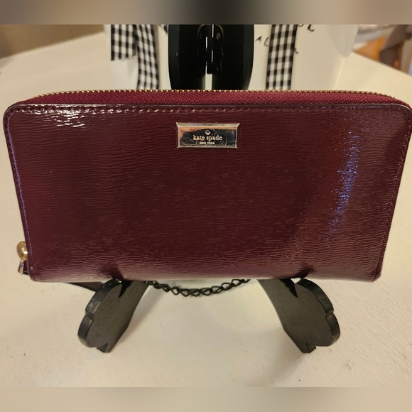 KATE SPADE NY BIXBY PLACE BURGUNDY FINE RIBBED PATENT LEATHER WALLET-EUC 8×4 - Picture 1 of 10